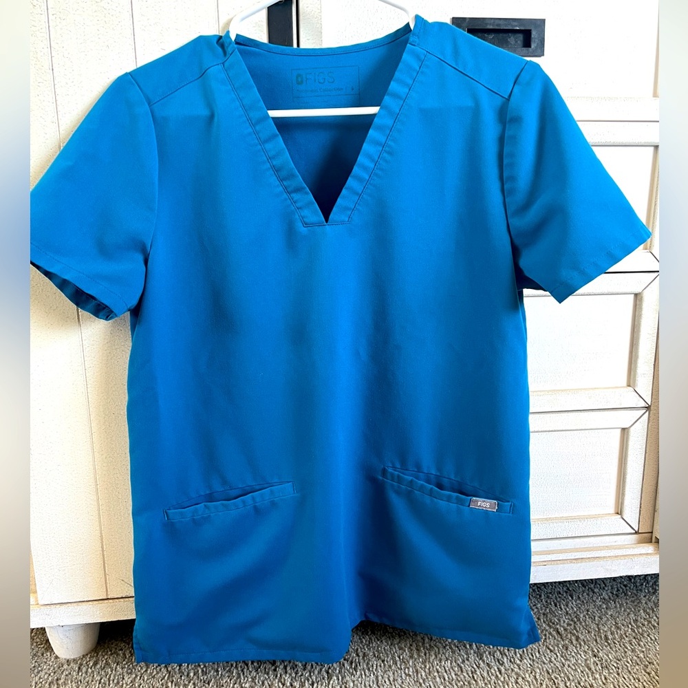 FIGS women’s scrub top